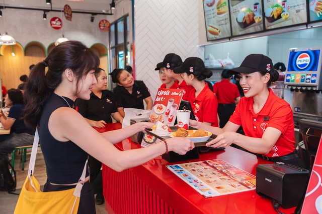 Cuộc chiến gà rán ở Việt Nam: Jollibee 'đe dọa' vị trí lớn nhất của Lotteria với 213 cửa hàng, báo lãi tăng 20% trong năm 2024 Cuộc chiến gà rán ở Việt Nam: Jollibee 'đe dọa' vị trí lớn nhất của Lotteria với 213 cửa hàng, báo lãi tăng 20% trong năm 2024