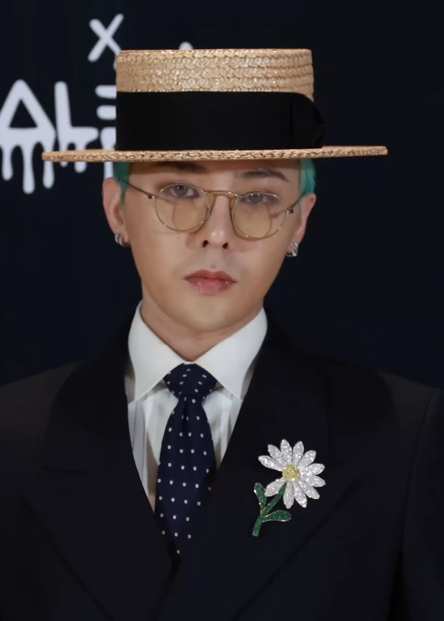 Bí ẩn bông hoa cúc G-Dragon và đại nhạc hội thương hiệu đáng chú ý nhất hè 2025: Ông hoàng K-pop khiến fan dậy sóng- Ảnh 1. Bí ẩn bông hoa cúc G-Dragon và đại nhạc hội thương hiệu đáng chú ý nhất hè 2025: Ông hoàng K-pop khiến fan dậy sóng- Ảnh 1.