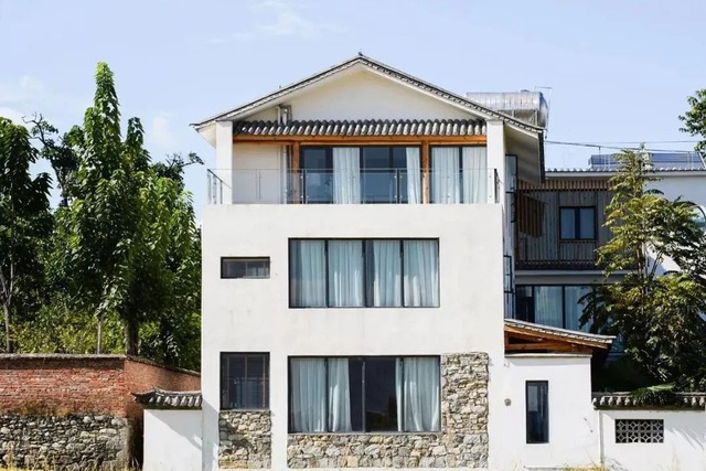 4 anh em về quê góp tiền xây biệt thự trên mảnh đất 700m2: Đủ làm nơi nghỉ hưu cho gia đình 11 người- Ảnh 1. 4 anh em về quê góp tiền xây biệt thự trên mảnh đất 700m2: Đủ làm nơi nghỉ hưu cho gia đình 11 người- Ảnh 1.
