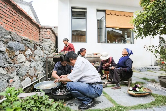 4 anh em về quê góp tiền xây biệt thự trên mảnh đất 700m2: Đủ làm nơi nghỉ hưu cho gia đình 11 người- Ảnh 6. 4 anh em về quê góp tiền xây biệt thự trên mảnh đất 700m2: Đủ làm nơi nghỉ hưu cho gia đình 11 người- Ảnh 6.