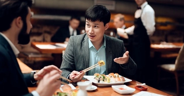 Được bạn mời đi ăn nhưng không được gọi món, nhà văn Trung Quốc thất vọng nhìn thấu lòng người: Tính cách lộ rõ trên bàn ăn, nếu dính điều cuối cùng, hãy tránh xa lập tức Được bạn mời đi ăn nhưng không được gọi món, nhà văn Trung Quốc thất vọng nhìn thấu lòng người: Tính cách lộ rõ trên bàn ăn, nếu dính điều cuối cùng, hãy tránh xa lập tức