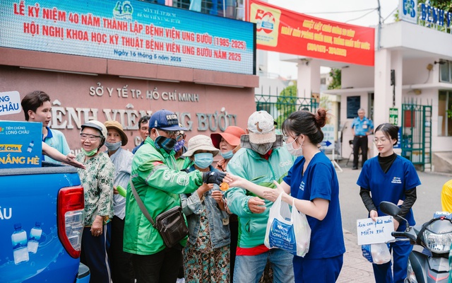 Những nụ cười mát lành giữa trưa hè từ xe nước miễn phí của Long Châu Những nụ cười mát lành giữa trưa hè từ xe nước miễn phí của Long Châu