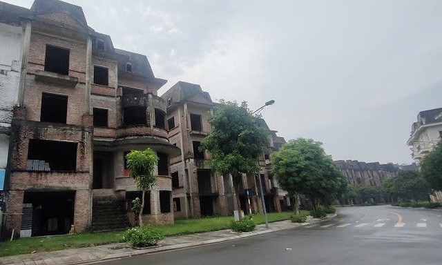 Biệt thự, nhà liền kề bỏ hoang la liệt, giá vẫn “trên trời”- Ảnh 1. Biệt thự, nhà liền kề bỏ hoang la liệt, giá vẫn “trên trời”- Ảnh 1.
