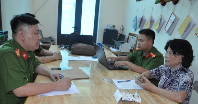 Bà Dung đến cơ quan Công an phường Quang Trung trình báo vụ việc. Bà Dung đến cơ quan Công an phường Quang Trung trình báo vụ việc.