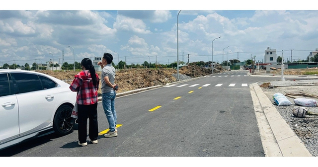 Khan hiếm nguồn cung, giới đầu tư địa ốc bắt đầu “lùng sục” đất nền cận kề Tp.HCM Khan hiếm nguồn cung, giới đầu tư địa ốc bắt đầu “lùng sục” đất nền cận kề Tp.HCM
