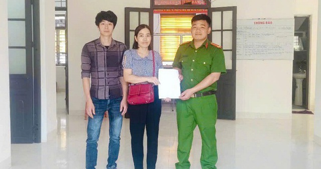 Chị Vũ Thị Thoa sau khi nhận lại số tiền chuyển nhầm đã trao thư cảm ơn tới CBCS Công an xã An Sơn và anh Lô Văn Tiến (bên trái). Chị Vũ Thị Thoa sau khi nhận lại số tiền chuyển nhầm đã trao thư cảm ơn tới CBCS Công an xã An Sơn và anh Lô Văn Tiến (bên trái).