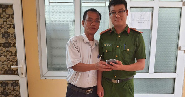 Phát hiện người đàn ông U70 đang quét sinh trắc học để chuyển khoản 74 triệu có biểu hiện lạ, công an phường lập tức can thiệp trước khi giao dịch hoàn tất Phát hiện người đàn ông U70 đang quét sinh trắc học để chuyển khoản 74 triệu có biểu hiện lạ, công an phường lập tức can thiệp trước khi giao dịch hoàn tất