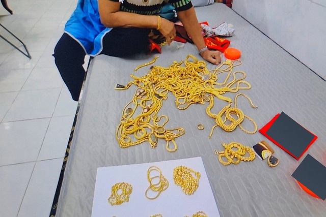 Tịch thu số vàng trị giá gần 700 triệu đồng trong nhà 1 người giúp việc- Ảnh 2. Tịch thu số vàng trị giá gần 700 triệu đồng trong nhà 1 người giúp việc- Ảnh 2.