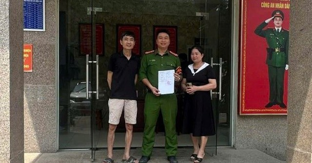 Chị Nguyễn Thị Thuỷ nhận lại tài sản tại Công an phường. Chị Nguyễn Thị Thuỷ nhận lại tài sản tại Công an phường.