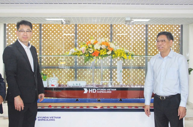 Ngành đóng tàu Việt Nam chuẩn bị nhận đầu tư thêm hơn 2.000 tỷ đồng từ liên doanh với HD Hyundai Ngành đóng tàu Việt Nam chuẩn bị nhận đầu tư thêm hơn 2.000 tỷ đồng từ liên doanh với HD Hyundai