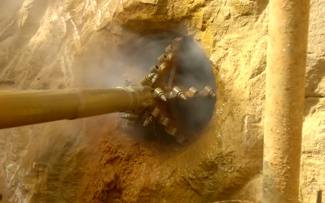 Công trường khoan 31 mũi sâu 4.800m dừng thi công gấp vì làm lộ đá trắng ánh vàng nặng 48kg, kho báu lạ xuất hiện, công nghệ góp công lớn Công trường khoan 31 mũi sâu 4.800m dừng thi công gấp vì làm lộ đá trắng ánh vàng nặng 48kg, kho báu lạ xuất hiện, công nghệ góp công lớn