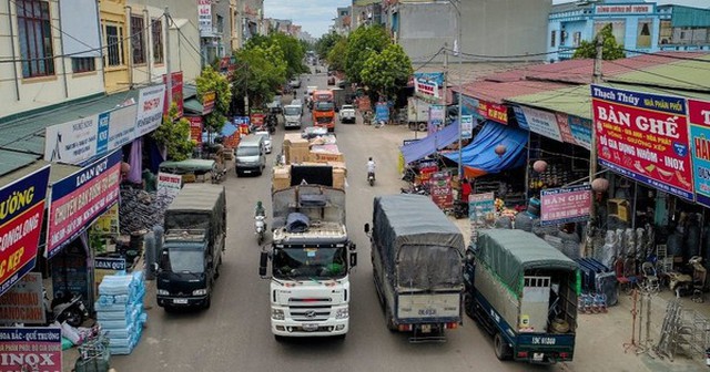 Tấp nập hoạt động giao thương tại thị trấn Thổ Tang.
Tấp nập hoạt động giao thương tại thị trấn Thổ Tang.