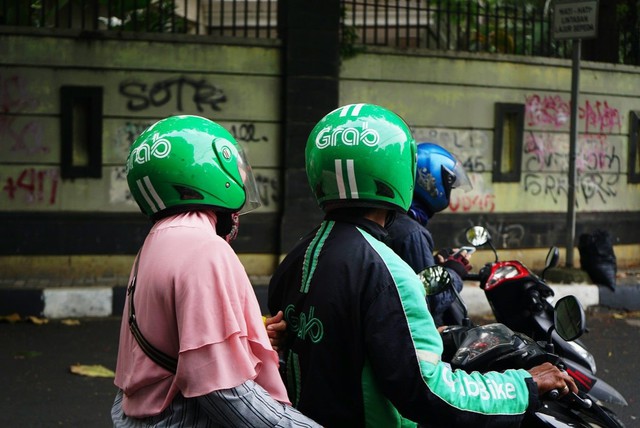Chuyện gì đây: Hàng trăm tài xế Grab tại một quốc gia châu Á biểu tình, bị "cắt phế" tới 30% doanh thu mỗi cuốc xe, chạy 10-12h/ngày thu về khoảng 155.000 đồng Chuyện gì đây: Hàng trăm tài xế Grab tại một quốc gia châu Á biểu tình, bị "cắt phế" tới 30% doanh thu mỗi cuốc xe, chạy 10-12h/ngày thu về khoảng 155.000 đồng