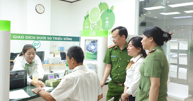 Ông Nguyễn Văn Chinh vui mừng, xúc động khi được cơ quan chức năng hoàn thiện các thủ tục bàn giao lại số tiền 285 triệu đồng. Ông Nguyễn Văn Chinh vui mừng, xúc động khi được cơ quan chức năng hoàn thiện các thủ tục bàn giao lại số tiền 285 triệu đồng.
