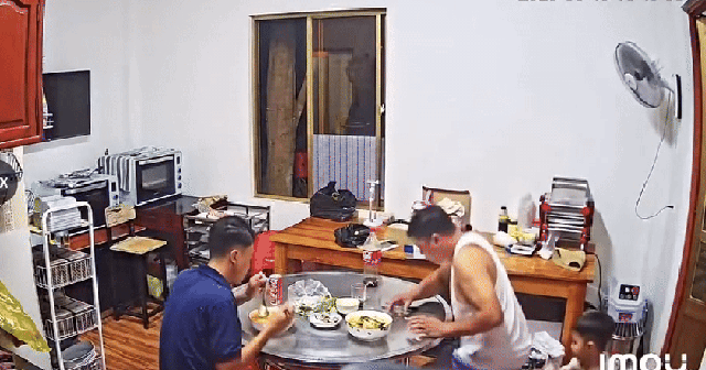 Đến hẹn lại lên, dân tình lại được dịp giải trí với những pha tấu hài cực mạnh khi "nghỉ hưu gặp nghỉ hè" Đến hẹn lại lên, dân tình lại được dịp giải trí với những pha tấu hài cực mạnh khi "nghỉ hưu gặp nghỉ hè"