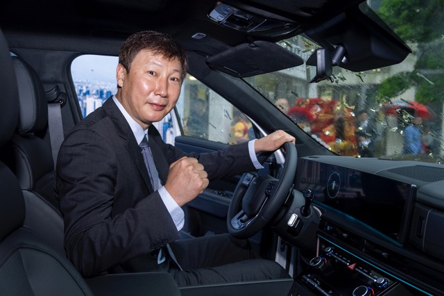 HLV Kim Sang-sik nhận bàn giao Santa Fe bản đắt nhất tại Việt Nam: 'Đã có 15 năm dùng xe Hyundai ở quê nhà' HLV Kim Sang-sik nhận bàn giao Santa Fe bản đắt nhất tại Việt Nam: 'Đã có 15 năm dùng xe Hyundai ở quê nhà'