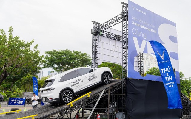 Chạy VinFast VF 8 vượt dốc cao, lội hố nước, người lái chia sẻ: ‘Không ngờ một mẫu SUV gia đình có thể đi như xe địa hình’