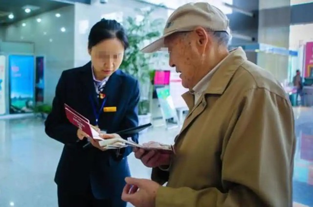 Ông cụ gửi hơn 720 triệu đồng vào tài khoản, 2 ngày sau số dư chỉ còn 0, ngân hàng khẳng định: “Lỗi là của ông” Ông cụ gửi hơn 720 triệu đồng vào tài khoản, 2 ngày sau số dư chỉ còn 0, ngân hàng khẳng định: “Lỗi là của ông”