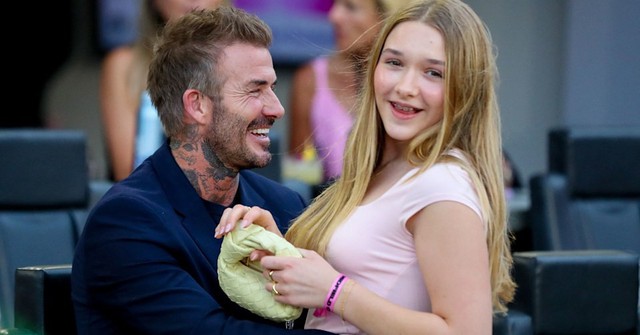 Xôn xao món quà tiểu thư tài phiệt Harper Beckham tặng bố giữa lúc gia đình lục đục, chuẩn "con gái cưng"! Xôn xao món quà tiểu thư tài phiệt Harper Beckham tặng bố giữa lúc gia đình lục đục, chuẩn "con gái cưng"!