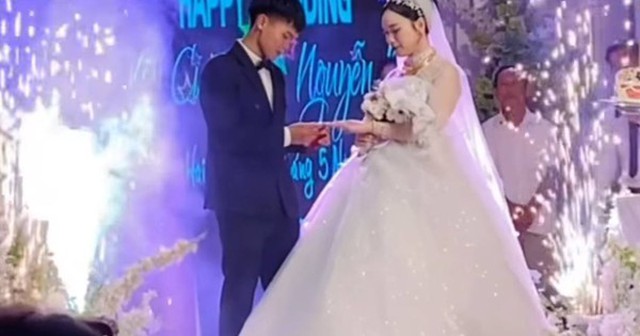 Ảnh hiếm vợ Hồ Văn Cường vàng đeo trĩu cổ lộ diện trong đám cưới ở quê, nhan sắc qua cam thường gây chú ý Ảnh hiếm vợ Hồ Văn Cường vàng đeo trĩu cổ lộ diện trong đám cưới ở quê, nhan sắc qua cam thường gây chú ý