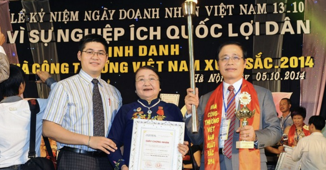 Chân dung thiếu gia của "ông trùm vàng" miền Bắc - Thế hệ kế thừa của gia tộc vàng nổi tiếng nhất Hà Nội Chân dung thiếu gia của "ông trùm vàng" miền Bắc - Thế hệ kế thừa của gia tộc vàng nổi tiếng nhất Hà Nội