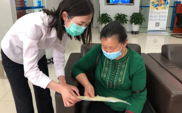 Người phụ nữ gửi tiết kiệm hơn 1,1 tỷ đồng, 1 tháng sau phát hiện tiền đã được chuyển đi mua bảo hiểm, ngân hàng khẳng định: “Đã thông báo cho khách ngay từ đầu” Người phụ nữ gửi tiết kiệm hơn 1,1 tỷ đồng, 1 tháng sau phát hiện tiền đã được chuyển đi mua bảo hiểm, ngân hàng khẳng định: “Đã thông báo cho khách ngay từ đầu”