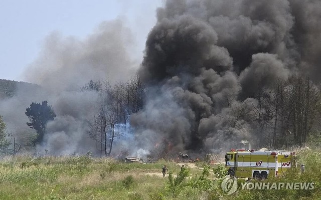 Khói bốc lên tại hiện trường máy bay rơi trên một ngọn núi ở thành phố Pohang. (Ảnh: Yonhap) Khói bốc lên tại hiện trường máy bay rơi trên một ngọn núi ở thành phố Pohang. (Ảnh: Yonhap)