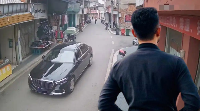 Bắt giữ “đại gia” lái Maybach tới hàng loạt tiệm vàng mua quà tặng vợ: Vạch trần thủ đoạn đánh tráo thần tốc Bắt giữ “đại gia” lái Maybach tới hàng loạt tiệm vàng mua quà tặng vợ: Vạch trần thủ đoạn đánh tráo thần tốc