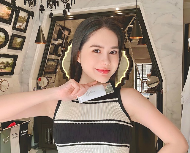 Bất ngờ với số tiền vợ chồng Đoàn Di Băng thu về khi bán 1.652 tuýp kem chống nắng giả Bất ngờ với số tiền vợ chồng Đoàn Di Băng thu về khi bán 1.652 tuýp kem chống nắng giả