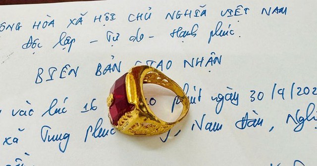 Nhặt được nhẫn vàng gắn đá quý trong túi rác Nhặt được nhẫn vàng gắn đá quý trong túi rác