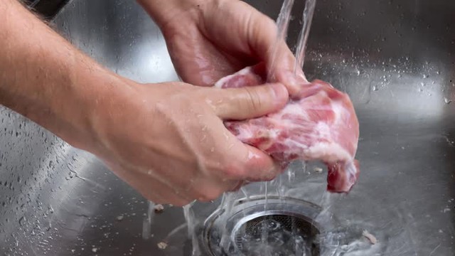 Thịt, c&aacute; mua từ si&ecirc;u thị về c&oacute; cần rửa lại kh&ocirc;ng? Chuy&ecirc;n gia cảnh b&aacute;o