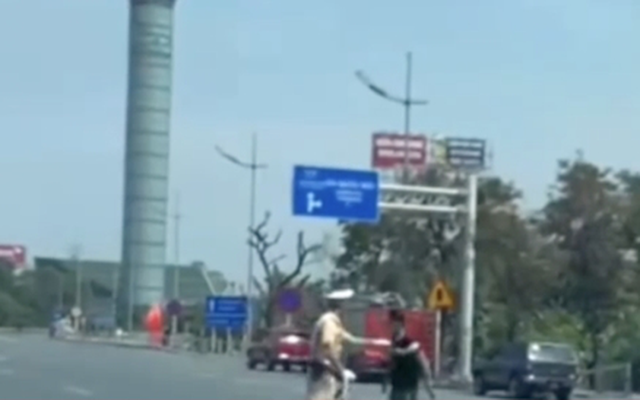 Khởi tố người đàn ông đi vào đường cấm để đón đoàn khách quốc tế, xô đẩy CSGT