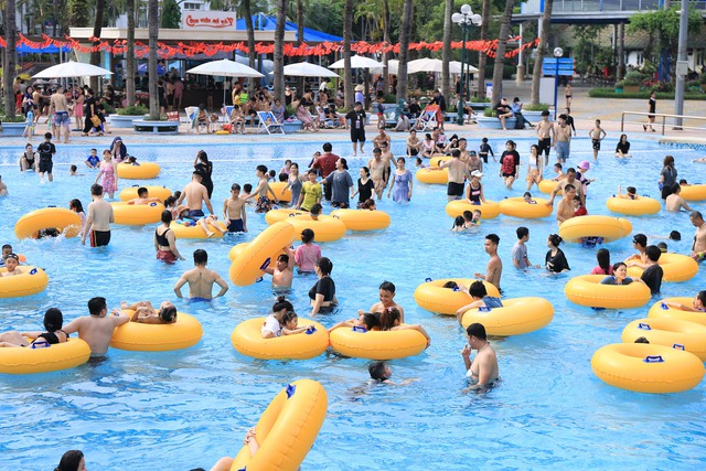 Hà Nội nắng nóng 34 độ C, hàng nghìn người đến công viên nước giải nhiệt trong ngày nghỉ lễ Hà Nội nắng nóng 34 độ C, hàng nghìn người đến công viên nước giải nhiệt trong ngày nghỉ lễ