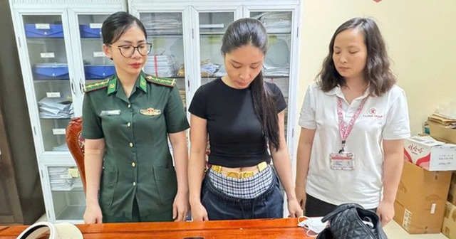 Người phụ nữ buộc 4 kg vàng ngang bụng qua cửa khẩu Người phụ nữ buộc 4 kg vàng ngang bụng qua cửa khẩu