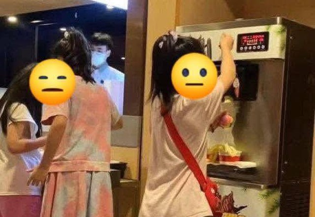 3 đứa trẻ quậy tung máy làm kem ở nhà hàng buffet, lấy lắm rồi bỏ phí, netizen mắng: "Ra đường thì dạy con cho kỹ" 3 đứa trẻ quậy tung máy làm kem ở nhà hàng buffet, lấy lắm rồi bỏ phí, netizen mắng: "Ra đường thì dạy con cho kỹ"