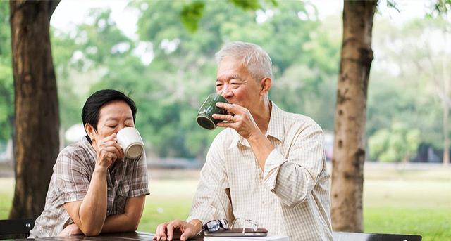 COVID-19 trở lại, khuyến cáo người trung niên và cao tuổi: Ít đụng 2 thứ, ăn nhiều 3 món, làm tốt 4 việc, tăng cường miễn dịch COVID-19 trở lại, khuyến cáo người trung niên và cao tuổi: Ít đụng 2 thứ, ăn nhiều 3 món, làm tốt 4 việc, tăng cường miễn dịch