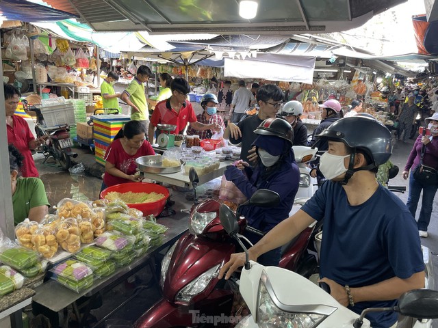 Người dân xếp hàng dài từ sáng sớm chờ mua heo, vịt quay cúng Tết Đoan Ngọ- Ảnh 1. Người dân xếp hàng dài từ sáng sớm chờ mua heo, vịt quay cúng Tết Đoan Ngọ- Ảnh 1.