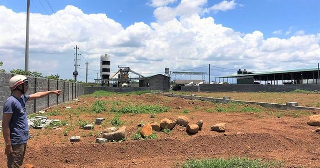 Cho người khác thuê đất nhưng đất không có sổ đỏ, người dân có bị phạt hay không?