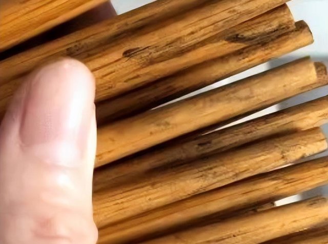 Bác sĩ đến chơi nhà, ngồi vào bàn ăn bỗng thét lên: "Sao lại dùng những đôi đũa này"