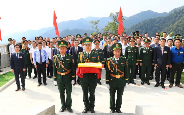 Lễ thượng cờ và gắn biển công trình Cột cờ A Pa Chải Lễ thượng cờ và gắn biển công trình Cột cờ A Pa Chải