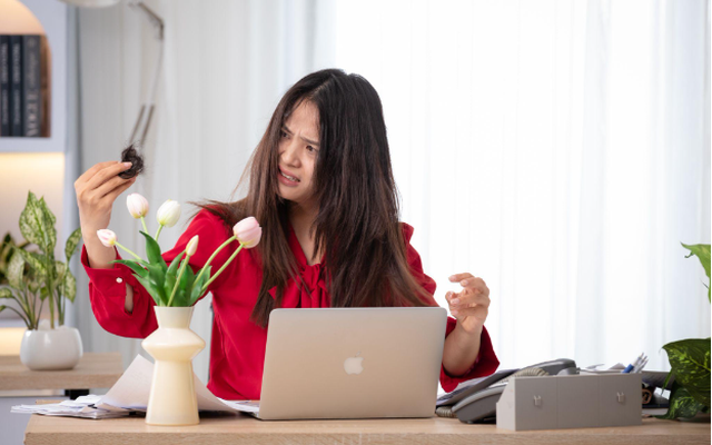 Tóc bạc sớm, rụng nhiều – Tín hiệu sức khỏe bạn không nên bỏ qua Tóc bạc sớm, rụng nhiều – Tín hiệu sức khỏe bạn không nên bỏ qua