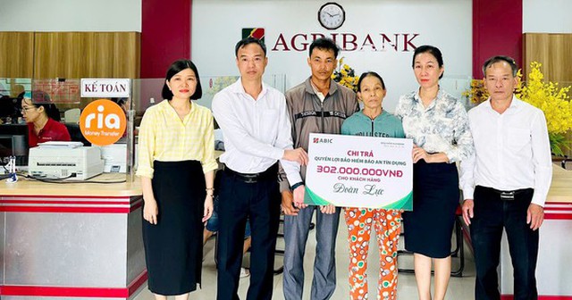 Người đàn ông đóng bảo hiểm khoản vay chỉ 2,7 triệu/năm do ngân hàng tư vấn: Sau khi qua đời, gia đình bất ngờ được mời lên Agribank nhận 300 triệu đồng Người đàn ông đóng bảo hiểm khoản vay chỉ 2,7 triệu/năm do ngân hàng tư vấn: Sau khi qua đời, gia đình bất ngờ được mời lên Agribank nhận 300 triệu đồng