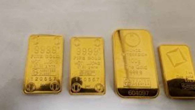 Phát hiện vàng thỏi tinh khiết 98% trong kiện hàng quần áo