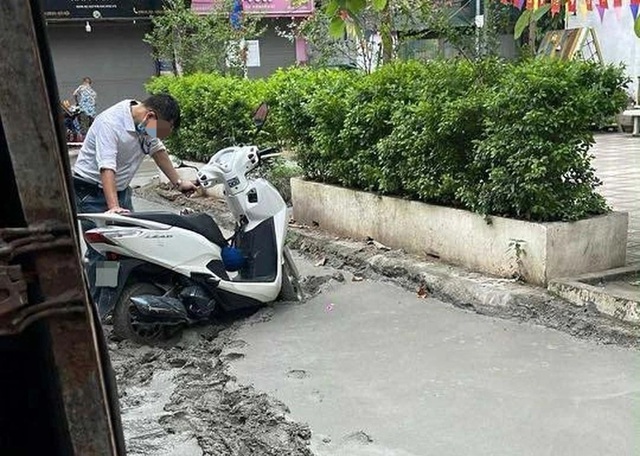 Lý do người đàn ông cố dắt xe vào ngõ mới đổ bê tông ở Hà Nội, làm hỏng 100m đường mặc hàng xóm la hét