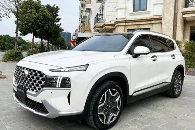 Thị trường xe cũ chạm đáy, riêng mẫu xe này vẫn được săn đón, đắt hơn xe mới hàng trăm triệu đồng