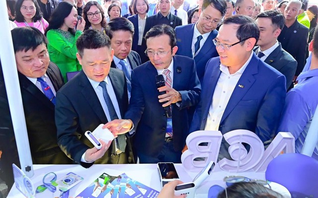 Phó Thủ tướng Hồ Đức Phớc ghé thăm gian hàng ACB Phó Thủ tướng Hồ Đức Phớc ghé thăm gian hàng ACB