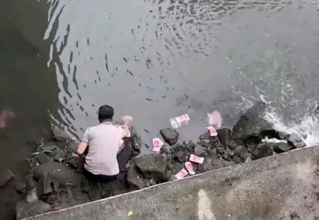 3 tỷ đồng tiền mặt trôi trên sông, người đàn ông lấy túi nilon nhặt về bị cảnh sát triệu tập: “Tiền là của một doanh nhân bị tâm thần”