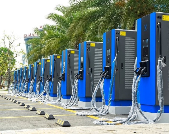 "Đại gia" Nhà nước bắt tay Vingroup phát triển hệ thống trạm sạc xe điện toàn quốc thu gần 15.000 tỷ từ bán điện sau 5 tháng "Đại gia" Nhà nước bắt tay Vingroup phát triển hệ thống trạm sạc xe điện toàn quốc thu gần 15.000 tỷ từ bán điện sau 5 tháng