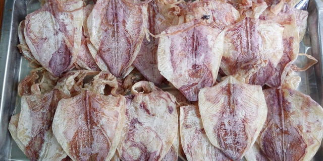 Đứng trước mặt chuyển khoản 500 triệu đồng mua 200kg mực nhưng người bán quyết không đưa hàng, cô gái 23 tuổi báo công an- Ảnh 1.