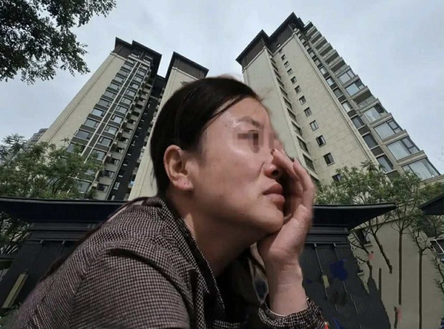 Chi 16,6 tỷ đồng mua chung cư, người phụ nữ tá hỏa khi phát hiện quyền sử dụng đất chỉ còn 47 năm, chủ đầu tư đề nghị: “Mua thêm 1 căn nữa để được bồi thường” Chi 16,6 tỷ đồng mua chung cư, người phụ nữ tá hỏa khi phát hiện quyền sử dụng đất chỉ còn 47 năm, chủ đầu tư đề nghị: “Mua thêm 1 căn nữa để được bồi thường”